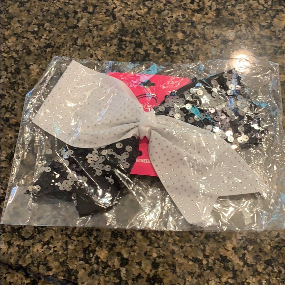 Chasse cheer bow